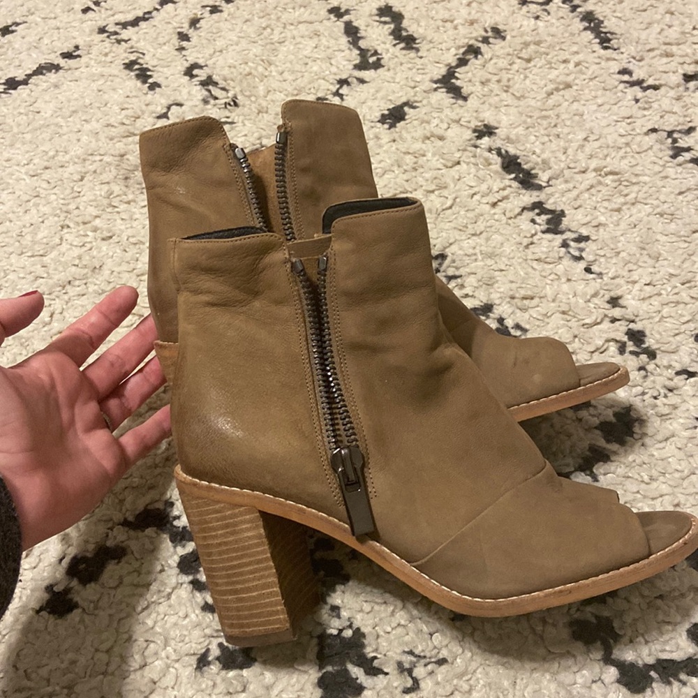 Leather Kenneth Cole “Lacey” pee toe double zipper Booties